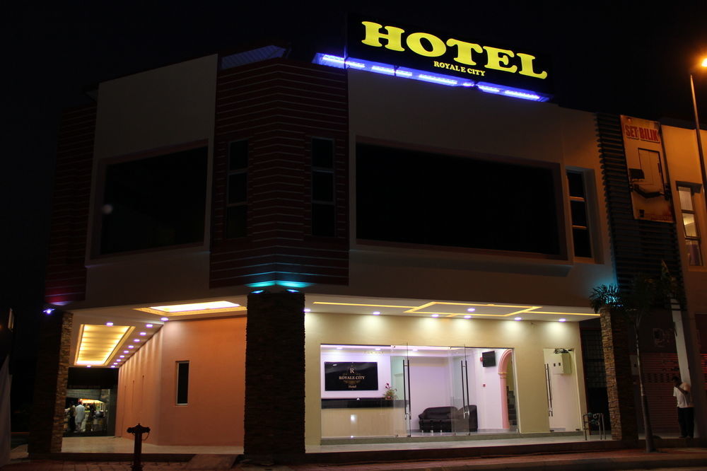 Oyo 89665 Royale City Hotel Sepang Exterior photo