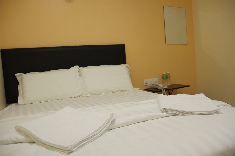 Oyo 89665 Royale City Hotel Sepang Exterior photo