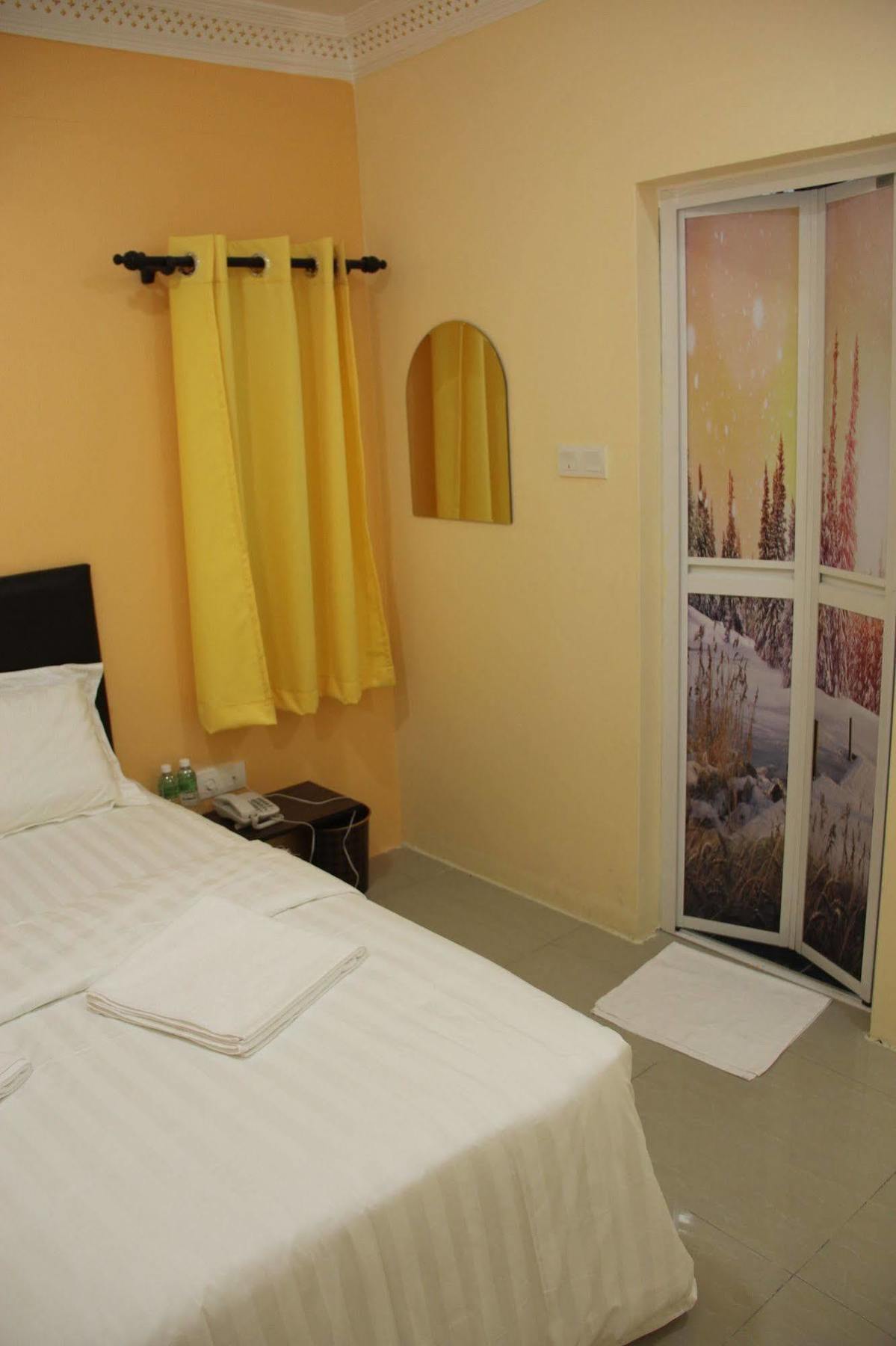 Oyo 89665 Royale City Hotel Sepang Exterior photo