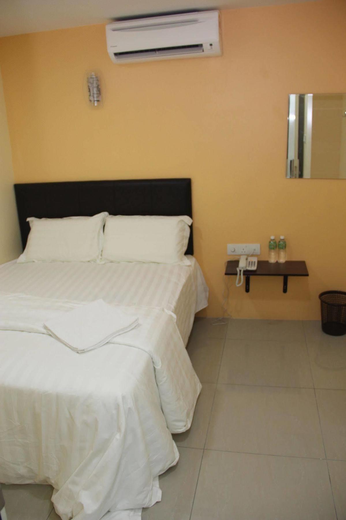 Oyo 89665 Royale City Hotel Sepang Exterior photo