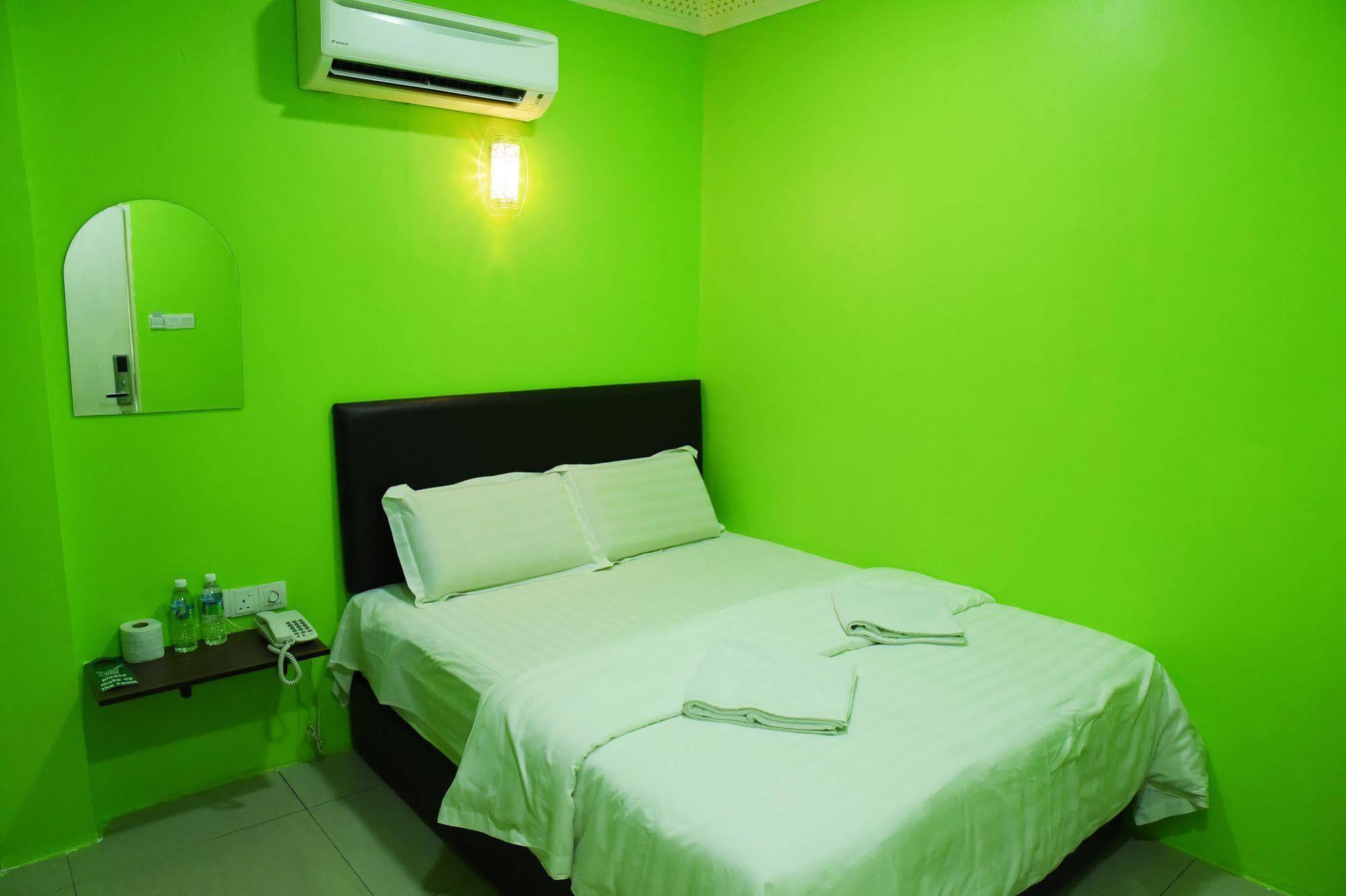 Oyo 89665 Royale City Hotel Sepang Exterior photo