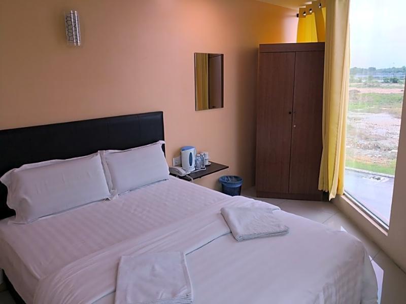 Oyo 89665 Royale City Hotel Sepang Exterior photo